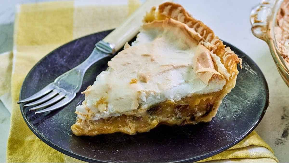 Old Fashioned Sour Cream Raisin Pie