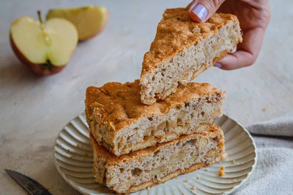 Old-Fashioned Fresh Apple Cake